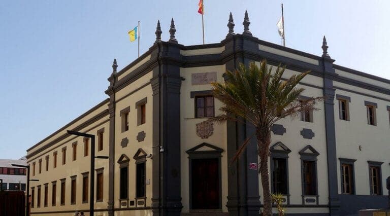 El PSOE propone incorporar un consejero de cada partido político al Consejo de Gobierno