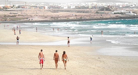 Canarias se rebela y permitirá quitarse la mascarilla en la playa