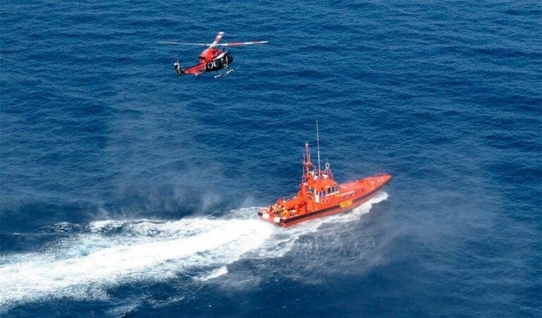 Un niño muerto y 30 desaparecidos al hundirse una zódiac rumbo a Canarias