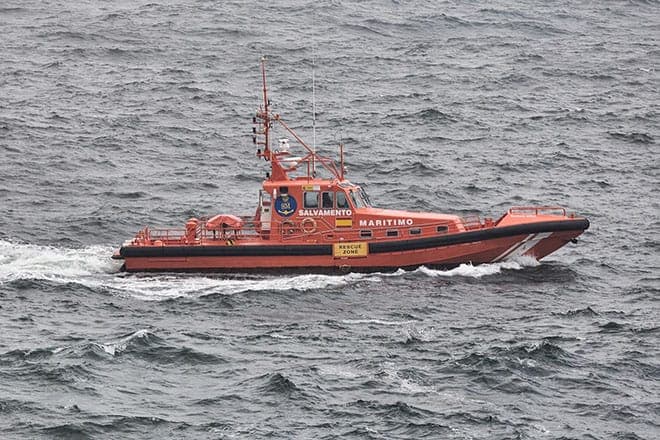 Trasladan a Fuerteventura a 40 migrantes rescatados de una neumática