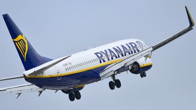 Condenan a Ryanair por prohibir a dos policías viajar con sus armas de Tenerife a Madrid
