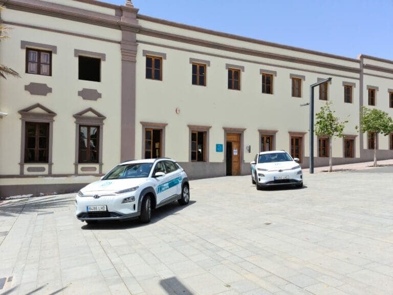 El PSOE insta al Cabildo a comprar vehículos eléctricos para deportistas de la isla