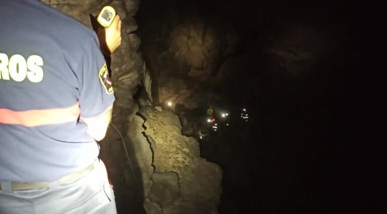 Rescatan a un hombre en el acantilado de Las Huesillas en La Oliva