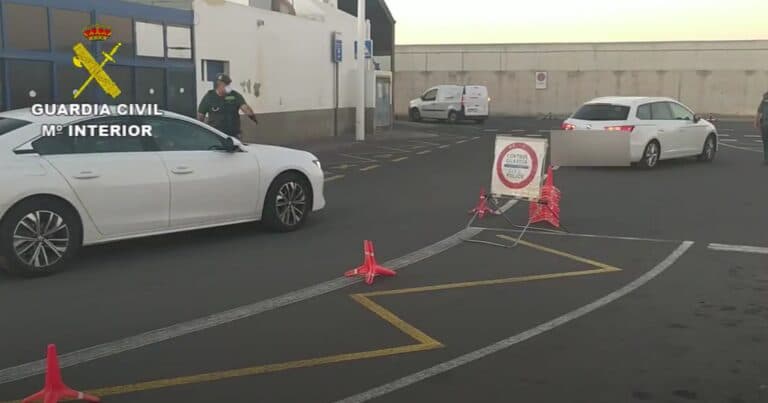 Un detenido y diez denuncias por incumplir las normas COVID en el muelle de Corralejo