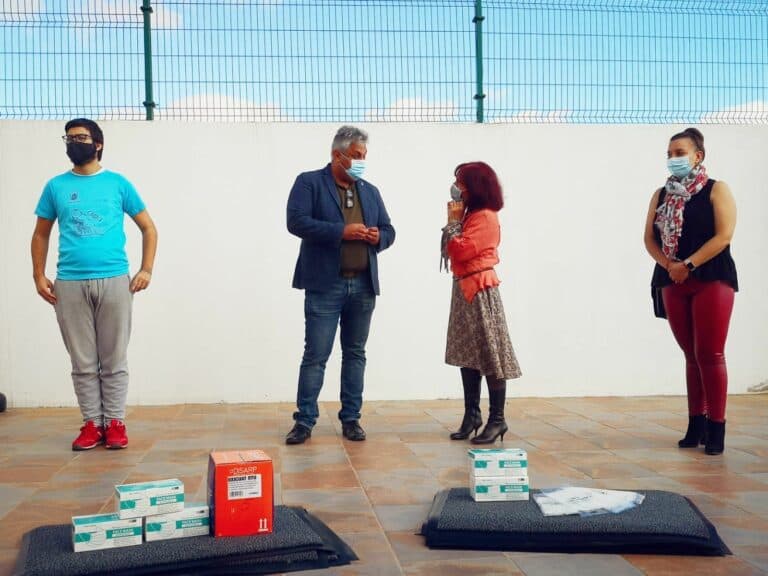 Ayuntamiento y CAI dotan de más material anticovid a los centros educativos
