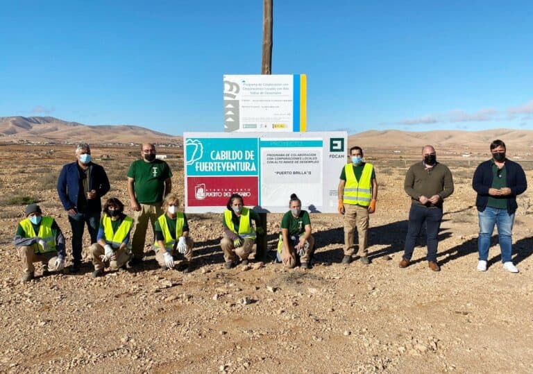 Trabajadores de ‘Puerto Brilla’ realizan la limpieza integral de El Almácigo