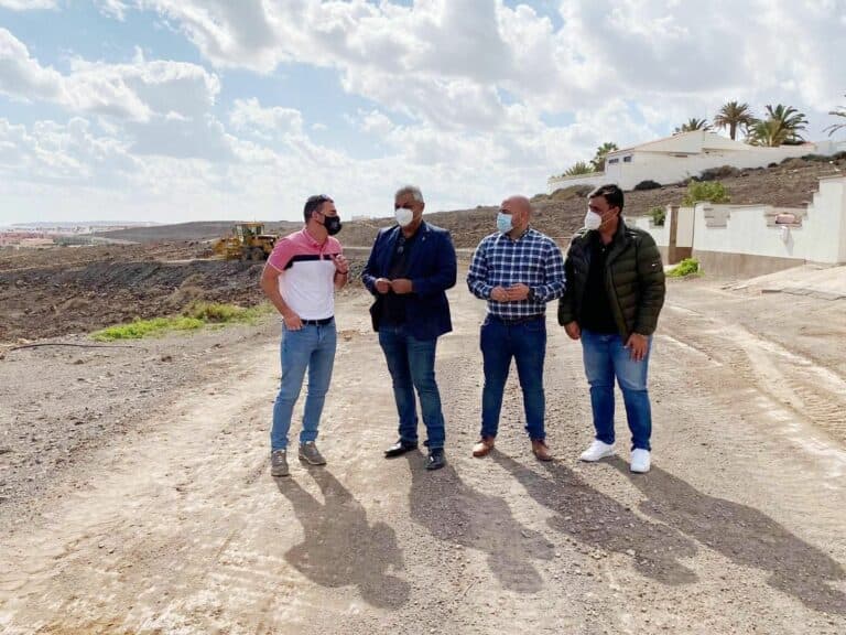 Recebe y acondicionamiento de las pistas de tierra de Playa Blanca y Rosa de La Monja