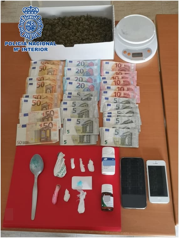 Dos detenidos en un piso okupa de la capital por venta de drogas