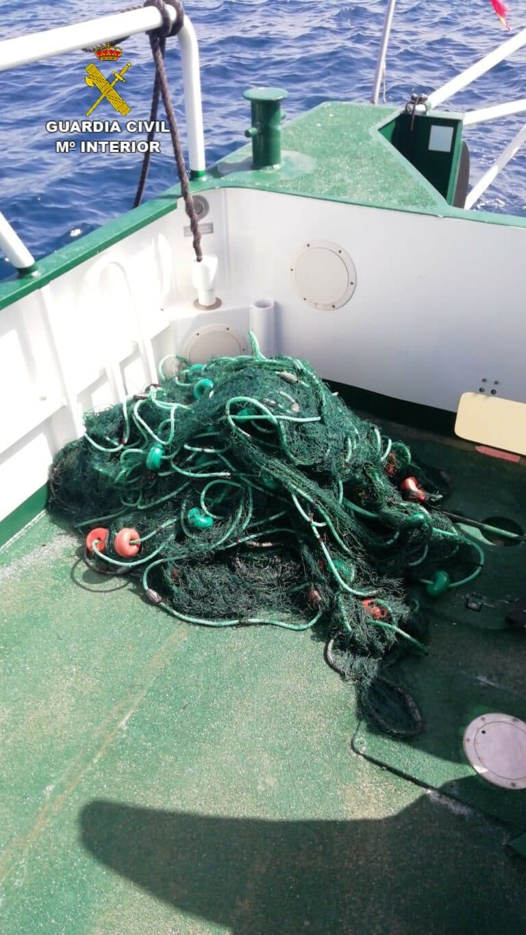 La Guardia Civil denuncia a una embarcación e incauta un trasmallo en Lanzarote