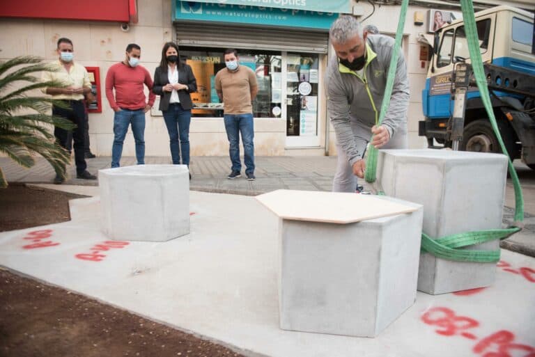El centro de Gran Tarajal estrena nuevo mobiliario urbano, zonas de esparcimiento y jardines