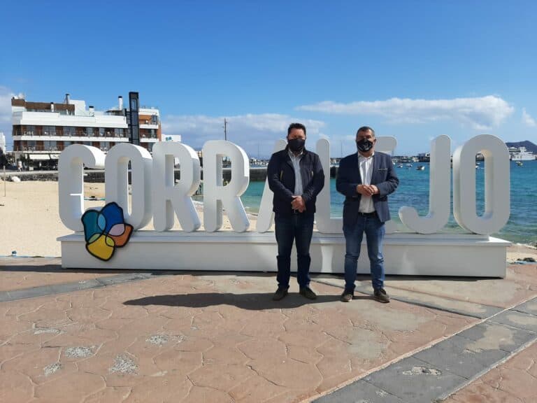 Domingo Pérez, consejero de Comercio, se reúne con el concejal del área en La Oliva