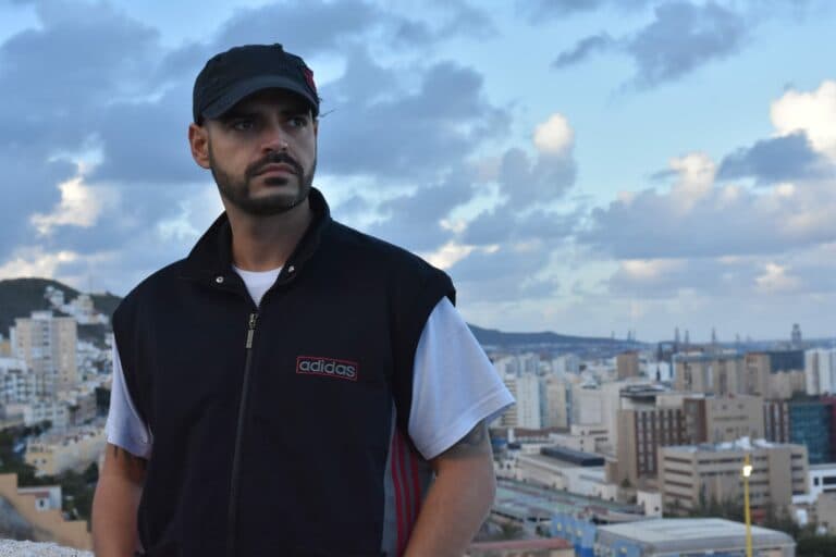 Búnker, el rapero canario que carga contra los bulos de VOX que generan ‘olas’ de racismo