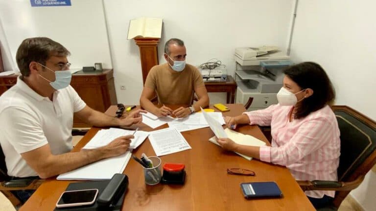 El ayuntamiento sigue sin poner en marcha la segunda línea de guaguas y elimina paradas preferentes