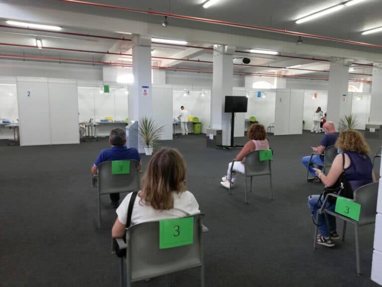 Sanidad excluye de la vacunación Covid en el 012 a los residentes en las islas no capitalinas de 66 a 69 años