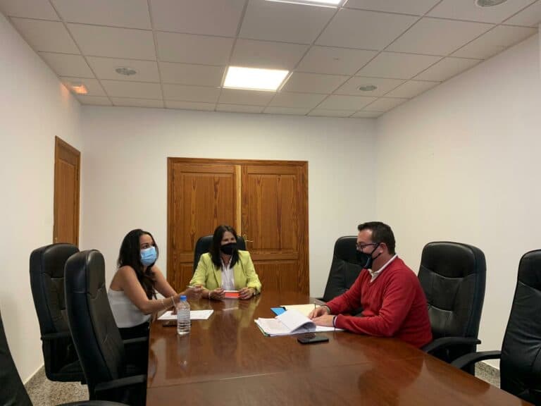 Tuineje aborda iniciativas en materia de vivienda con el Cabildo