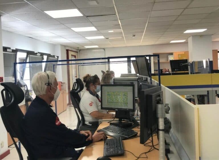 Una bebé es recuperada de una parada por sus familiares tras sufrir un ahogamiento en una bañera