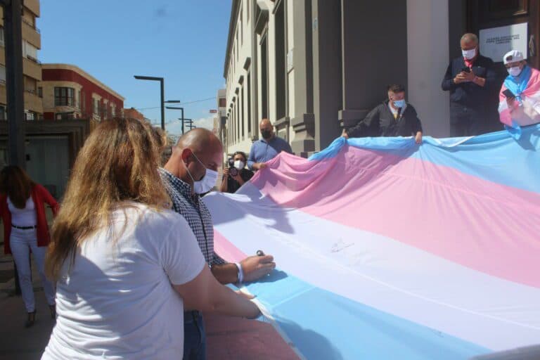 El Cabildo se suma a la reivindicación de los derechos trans