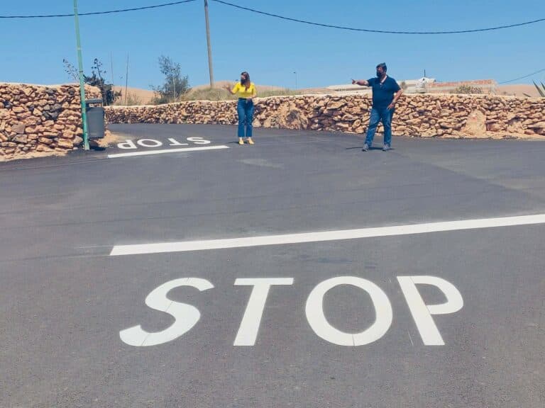 El Ayuntamiento señaliza las calles del pueblo de Los Llanos de La Concepción