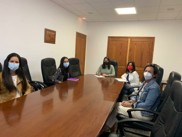 Tuineje y AFA buscan líneas de colaboración para mejorar la atención a las personas con Alzheimer