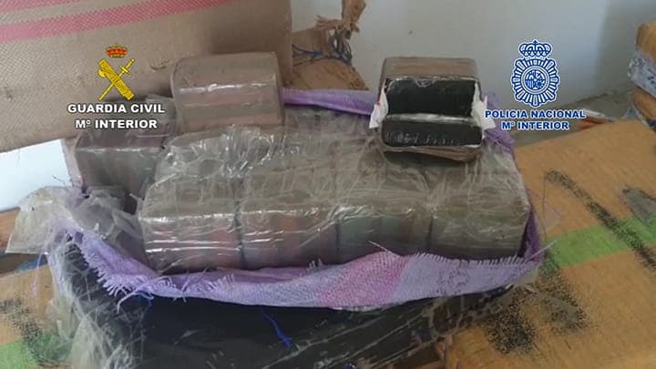 Interceptada una patera en el litoral de Lanzarote con 32 inmigrantes y 263 kilos de hachís