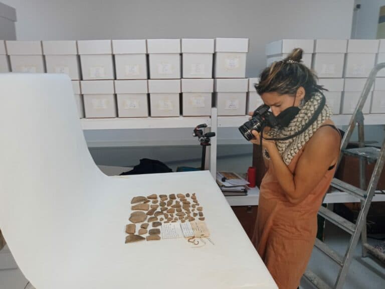 El Museo Arqueológico trabaja en el inventario de los materiales hallados en la Cueva de Villaverde