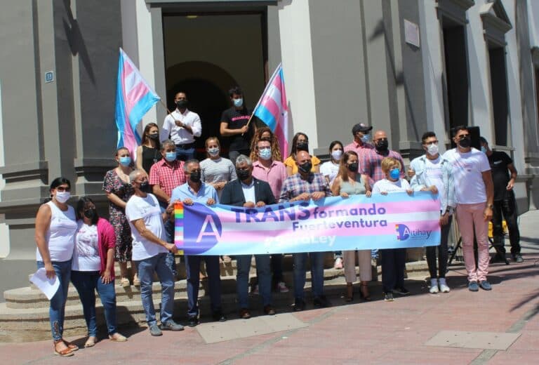 Izado de la bandera LGTBI+ en el Cabildo