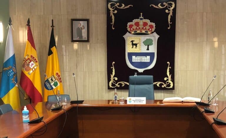 El escudo del municipio de La Oliva celebra su 30º aniversario