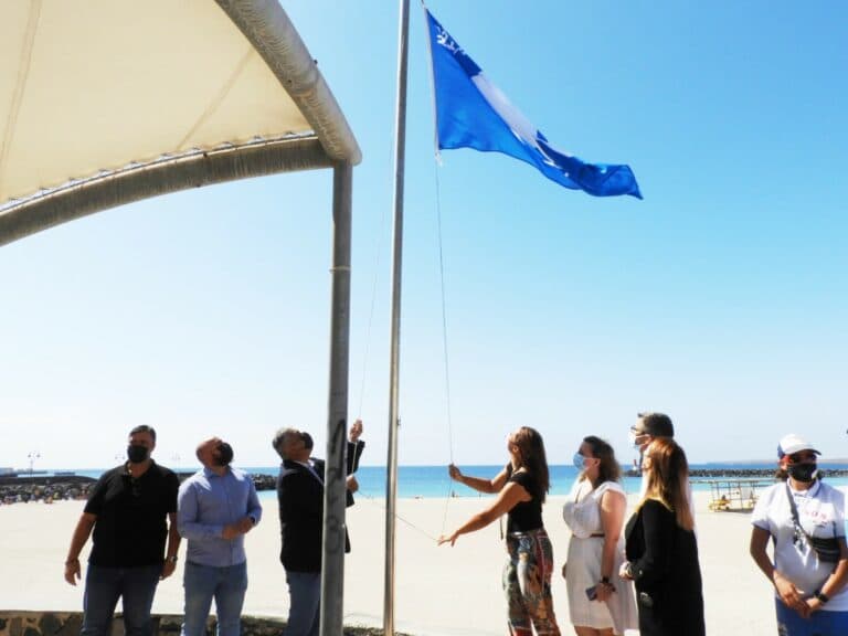 Las banderas azules, que premian la calidad del litoral, ondean ya en tres playas de la capital