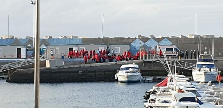 Siguen llegando barcas a Canarias: una a Tenerife, otra a Fuerteventura y dos a El Hierro