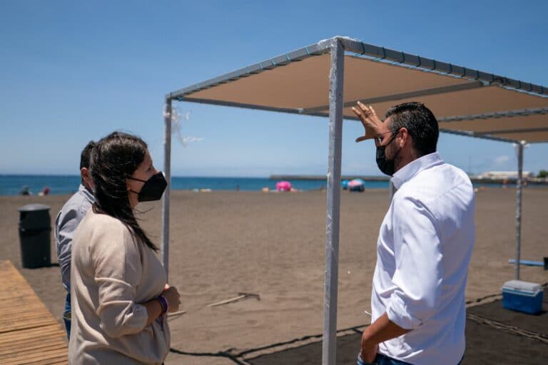 Las playas de Gran Tarajal, Tarajalejo y Las Playitas ya son accesibles y disponen de zona de sombra