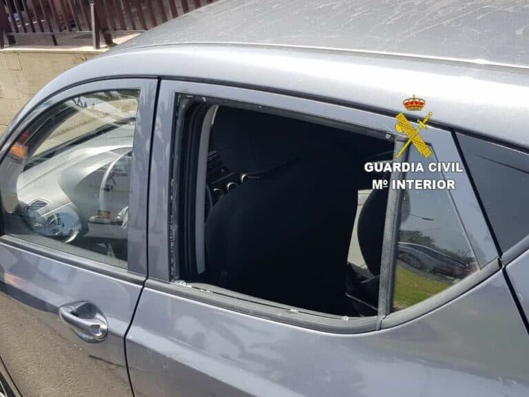 La Guardia Civil rescata a un bebé del interior de un coche en Morro Jable