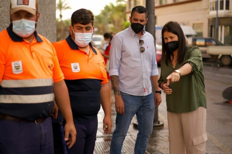 Tuineje refuerza la limpieza de las zonas comerciales