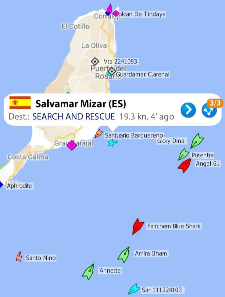 Trasladan a medio centenar de migrantes al muelle de la capital