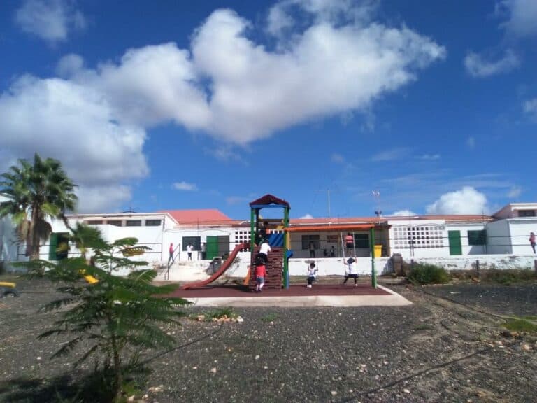 Roban los equipos informáticos en el colegio de Tiscamanita