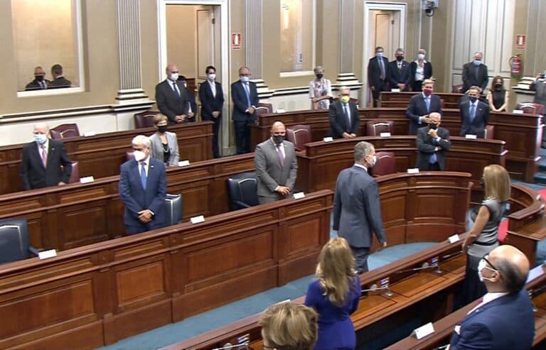 El presidente insular acude al acto de entrega de la Medalla de Oro al Parlamento autonómico