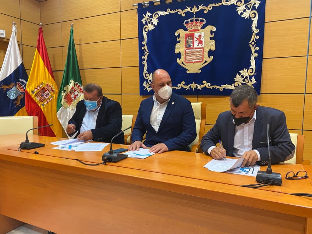 Cabildo y Ayuntamiento de Antigua firman un convenio para impulsar el comercio local
