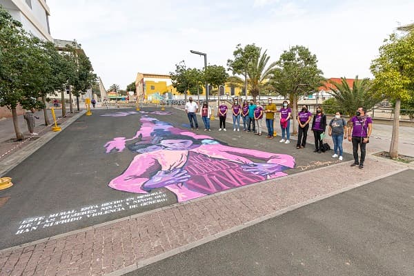 La capital estrena un nuevo mural en homenaje a las personas que han sufrido violencia de género