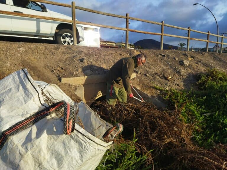 El Cabildo ejecuta labores de limpieza en Morro Jable para evitar inundaciones en caso de lluvias