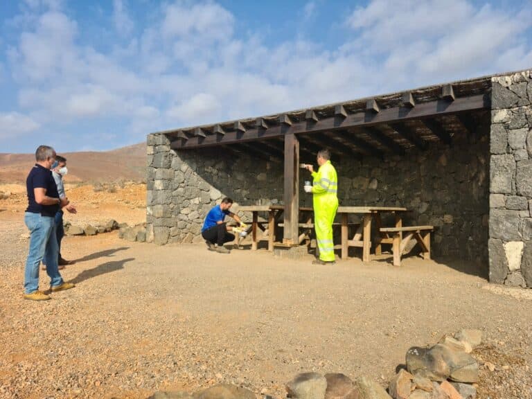 El Cabildo rehabilita las zonas de descanso de la red insular de senderos
