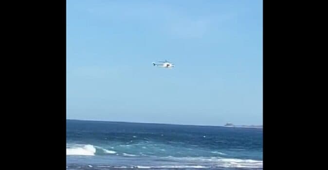 El helicóptero del GES rescata a dos surfistas en apuros en Corralejo