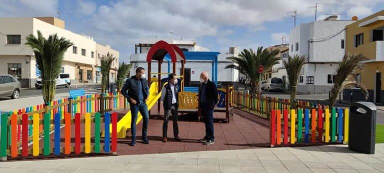 El Cotillo estrena un parque infantil gracias a la colaboración de Padilla Supermercados