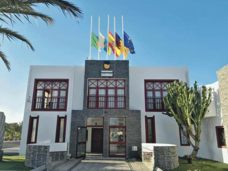 Banderas a media asta en Fuerteventura por las víctimas del Villa de Pitanxo