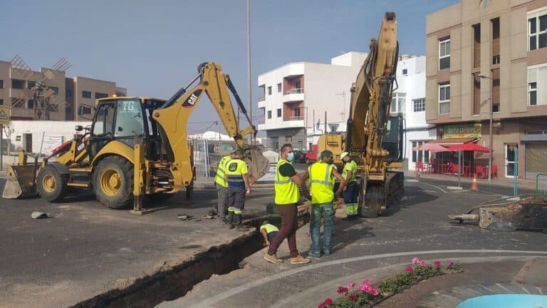 Reparan una avería en la tubería principal de entrada a Puerto del Rosario