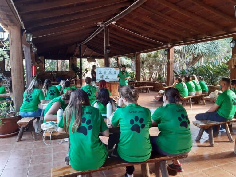 40 alumnos se forman en Oasis Wildlife, en el único campamento de Europa para cuidadores de animales