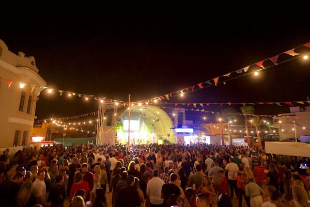 Canarias relaja las restricciones covid pero sigue prohibiendo las verbenas