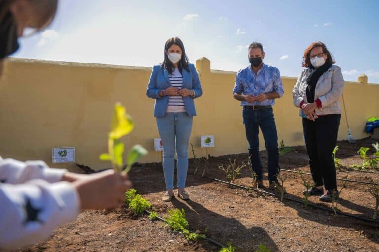 Los niños del CEIP Tuineje ponen en marcha su huerto escolar