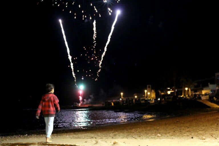 Hoguera gigante y espectaculares fuegos pirotécnicos en la noche de San Juan en Pozo Negro