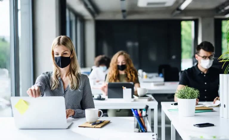 Canarias podría decir adiós al uso de mascarillas en interiores las próxima semana