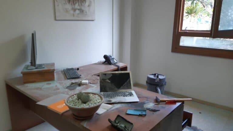 Entra en el Ayuntamiento con un cuchillo para quemar el despacho de un concejal