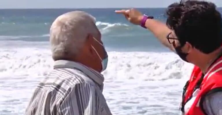 El helicóptero del GES rescata a un hombre en la playa de Los Molinos